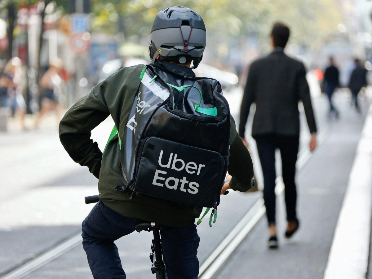 Uber Eats έρχεται στην Ελλάδα το 2026 και φουντώνει ο πόλεμος του delivery
