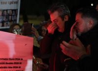 Τέμπη: Μνημείο μνήμης στην Καισαριανή με τα 57 ονόματα – «Δεν ξεχνάμε, δεν συγχωρούμε»