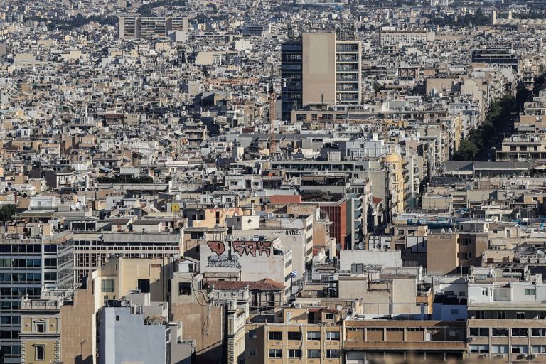 Ακίνητα χωρίς «γείωση»: γιατί οι τιμές ανεβαίνουν ενώ η κοινωνία σηκώνει τα χέρια ψηλά