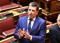 Ένταση στη Βουλή για τη Χίο: Μετωπική Καιρίδη–Βελόπουλου και «φωτιά» στη συζήτηση για τη μετανάστευση