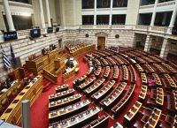 Ψηφίστηκε η “νόμιμη μετανάστευση” εν μέσω σφοδρής σύγκρουσης: Βουλή σε πολεμικό κλίμα