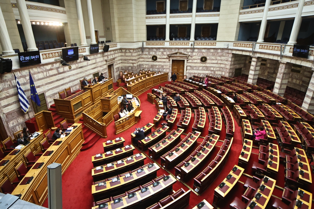 Ψηφίστηκε η “νόμιμη μετανάστευση” εν μέσω σφοδρής σύγκρουσης: Βουλή σε πολεμικό κλίμα