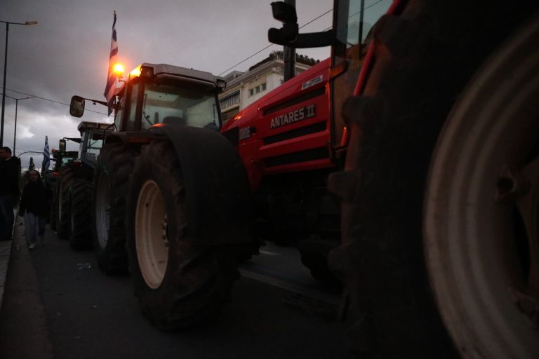 Αγρότες με τρακτέρ στο Σύνταγμα: Ολονύχτια «κατάληψη» και μήνυμα κλιμάκωσης