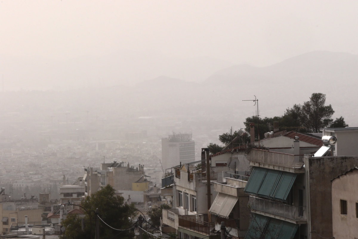 Αφρικανική σκόνη 15/2: Ακραία PM10 στην Κρήτη, θολούρα σε μεγάλο μέρος της χώρας