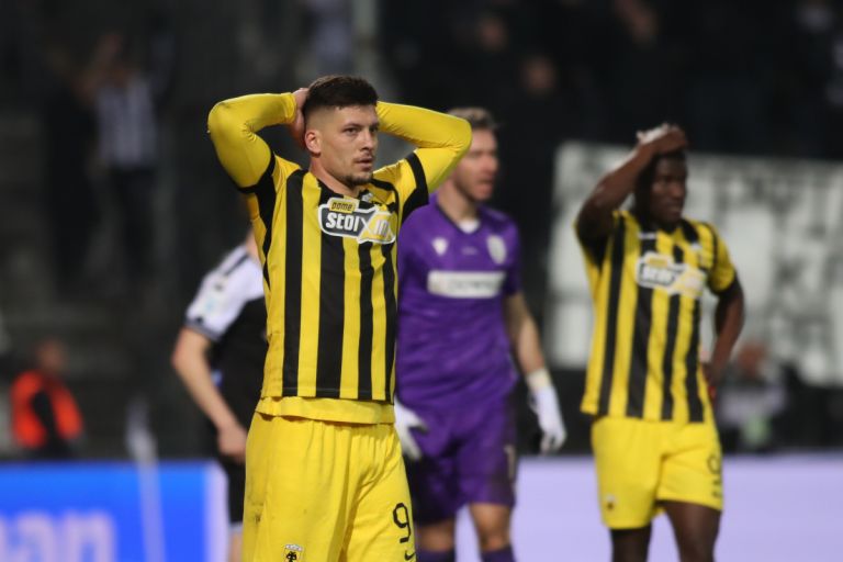 ΠΑΟΚ–ΑΕΚ 0-0: Στρακόσα «έσβησε» το πέναλτι, τα δοκάρια κράτησαν την κορυφή