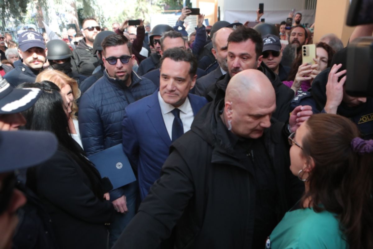 Ο Άδωνις Γεωργιάδης μπήκε στο νοσοκομείο Νίκαιας παρά τις πέτρες, τα πανό και την βία [vid,pics]