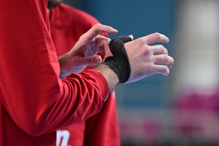 Ολυμπιακός: Ο ειδικός νάρθηκας του Μιλουτίνοβ και η μάχη με τον χρόνο