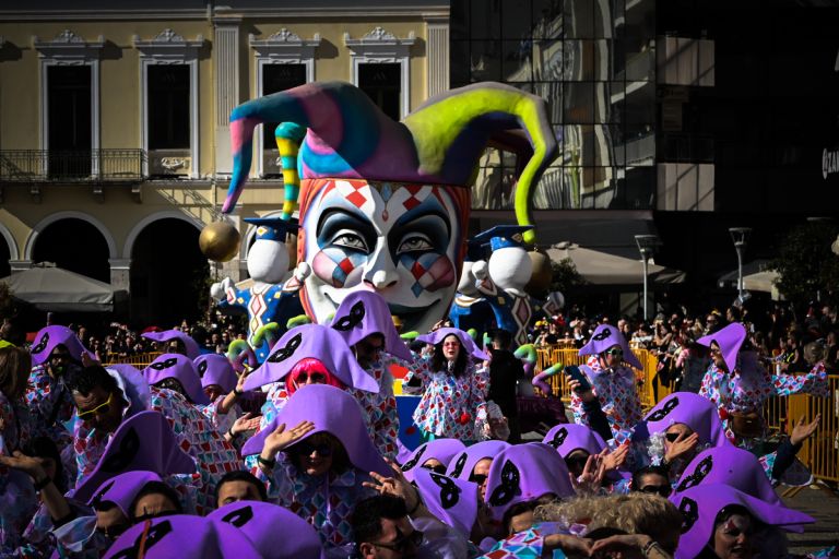 Πάτρα: Πάνω από 50.000 καρναβαλιστές πλημμύρισαν την πόλη σε μια γιορτή σάτιρας και ανάσας