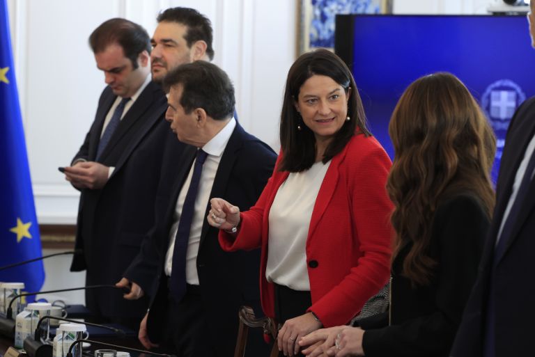 Κεραμέως: «Στόχος κατώτατος μισθός 950 ευρώ έως το 2027» – το χρονοδιάγραμμα και οι δείκτες