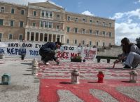 Τέμπη: Τα ονόματα γράφτηκαν ξανά με κόκκινη μπογιά μπροστά στη Βουλή
