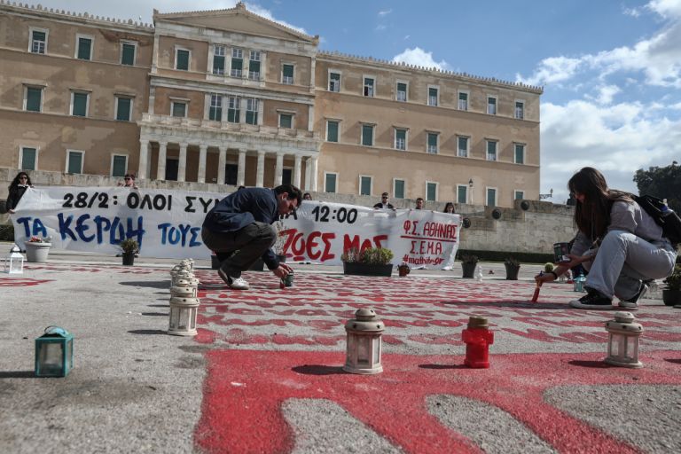 Τέμπη: Τα ονόματα γράφτηκαν ξανά με κόκκινη μπογιά μπροστά στη Βουλή