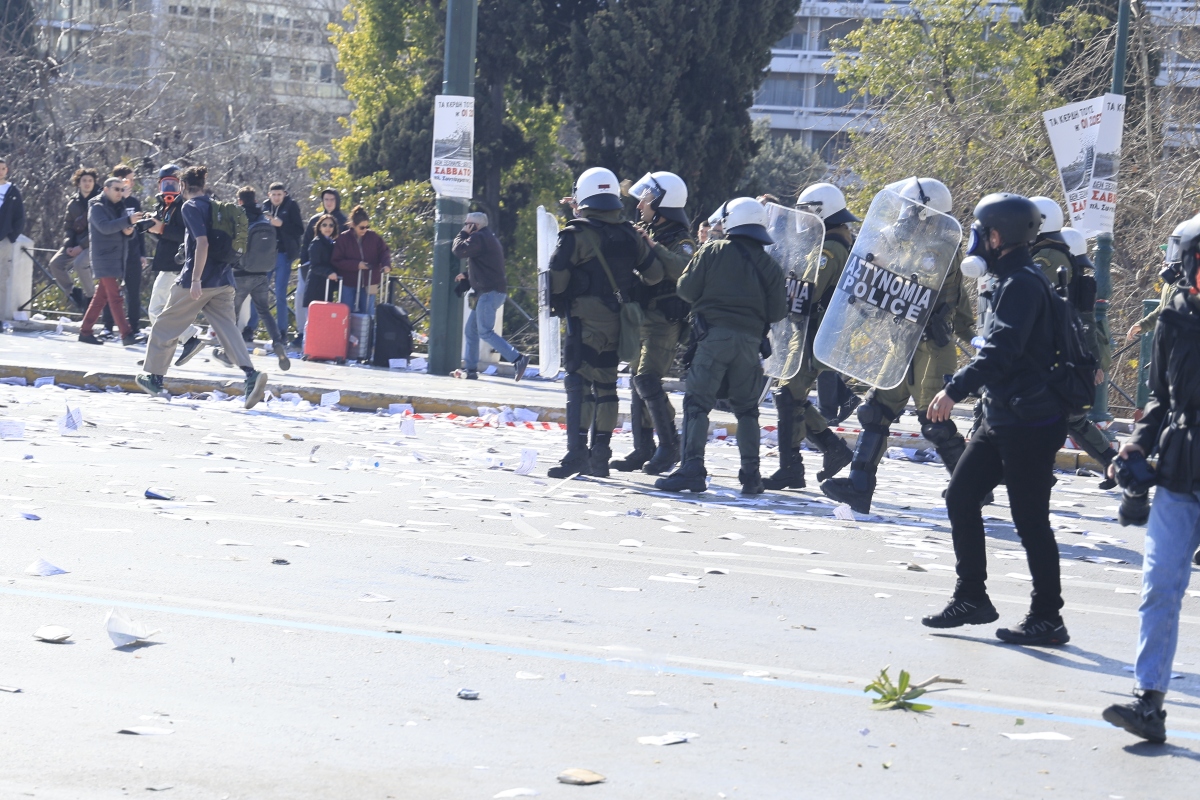 Τέμπη: Ένταση και επεισόδια στο Σύνταγμα [vid]