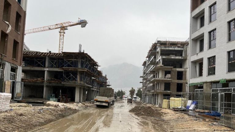 Τρία χρόνια μετά τον διπλό σεισμό στην Τουρκία: Υποσχέσεις ανοικοδόμησης, πληγές που μένουν