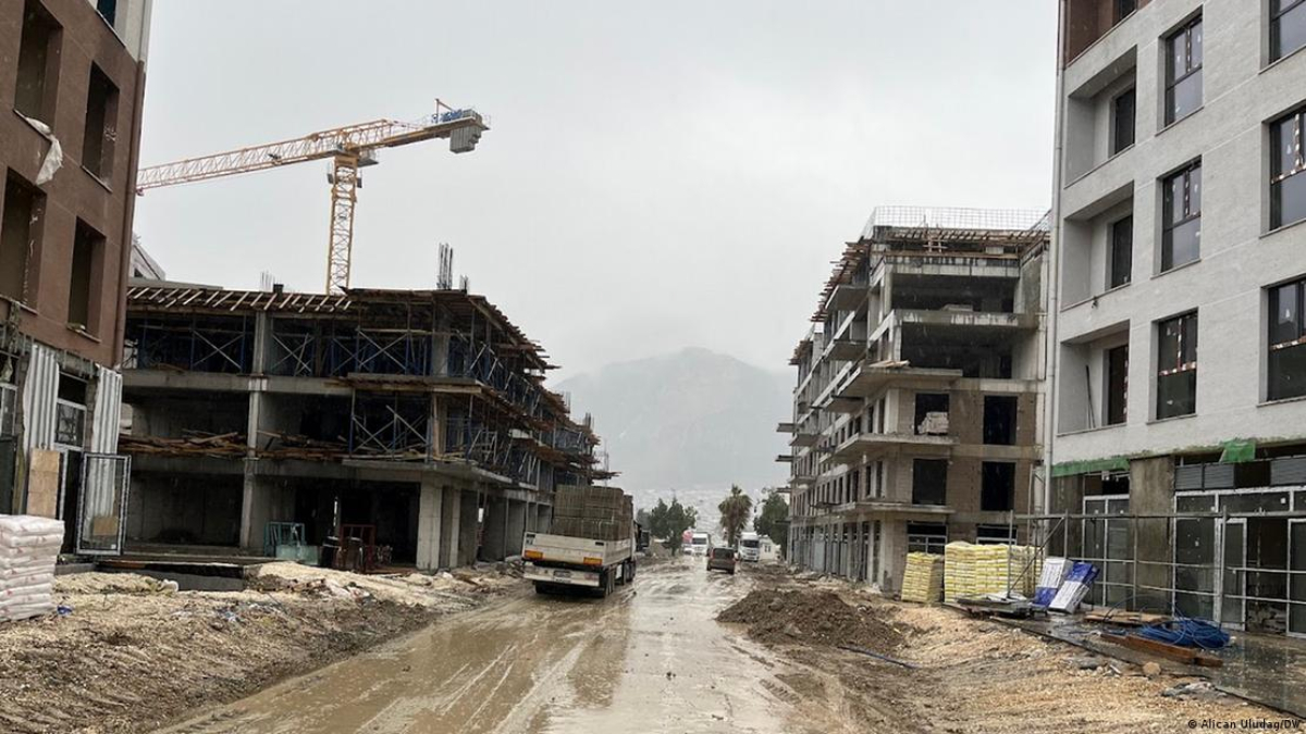 Τρία χρόνια μετά τον διπλό σεισμό στην Τουρκία: Υποσχέσεις ανοικοδόμησης, πληγές που μένουν