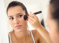 Το ρουζ κάτω από τα μάτια: Το «κόλπο» που δίνει φυσικό face lifting χωρίς προσπάθεια