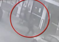 Βίντεο-ντοκουμέντο από την ένοπλη ληστεία στη Θηβών: Η «ψύχραιμη» είσοδος του δράστη