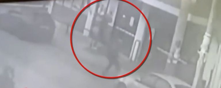 Βίντεο-ντοκουμέντο από την ένοπλη ληστεία στη Θηβών: Η «ψύχραιμη» είσοδος του δράστη