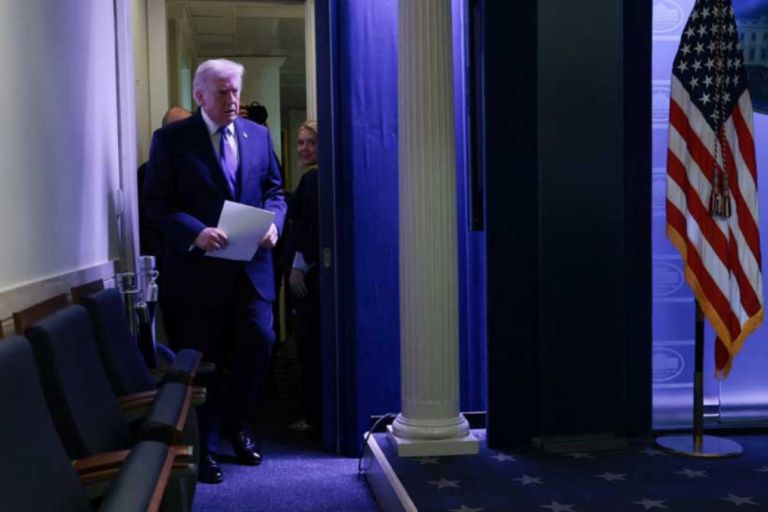 Ιράν 2026: Ο Τραμπ Αντιμέτωπος με Σκληρές Προειδοποιήσεις από τους Οικονομικούς Συμβούλους