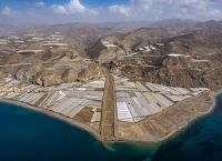 Η «θάλασσα από πλαστικό» της Αλμερίας: Το θερμοκήπιο που ταΐζει την Ευρώπη και διχάζει