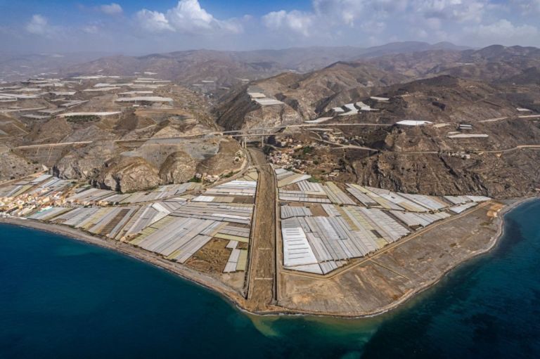 Η «θάλασσα από πλαστικό» της Αλμερίας: Το θερμοκήπιο που ταΐζει την Ευρώπη και διχάζει