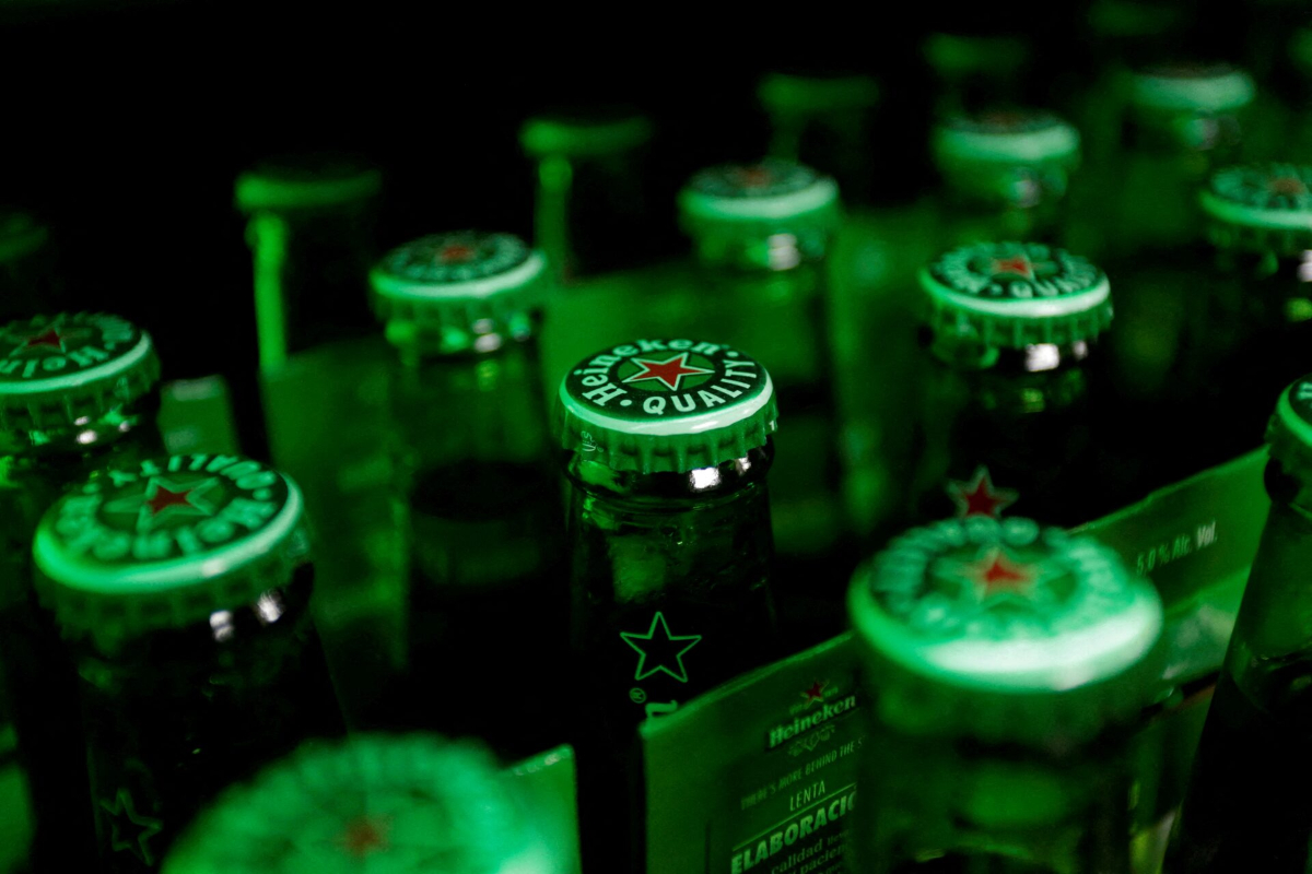 Heineken: «Ψαλίδι» έως 6.000 θέσεις εργασίας καθώς βαθαίνει η πίεση στην αγορά μπίρας