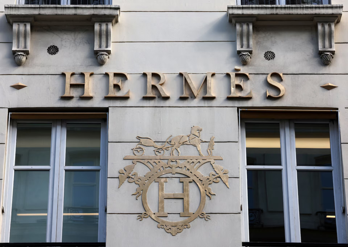 Hermès: Ο Αξέλ Ντουμάς καταγγέλλει τον Επστάιν ως «οικονομικό θηρευτή»