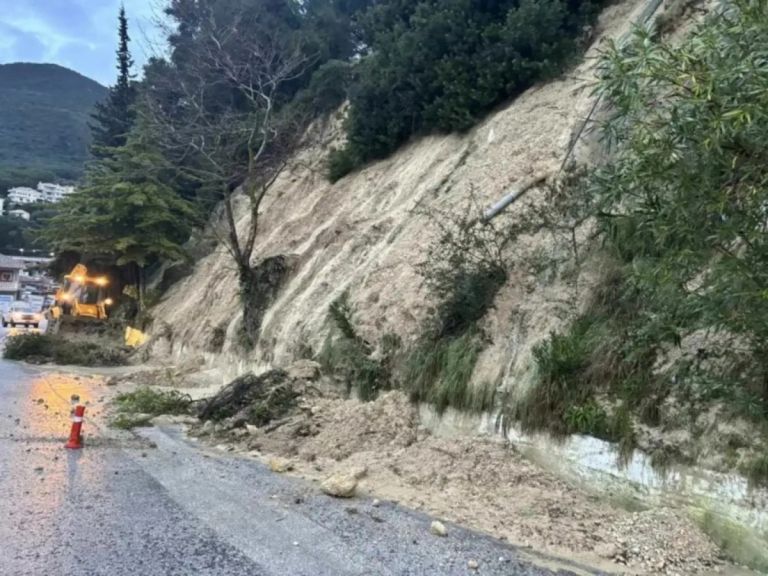 Ήπειρος στο «κόκκινο»: Κατολισθήσεις κόβουν στα δύο δρόμους σε Πρέβεζα–Πάργα