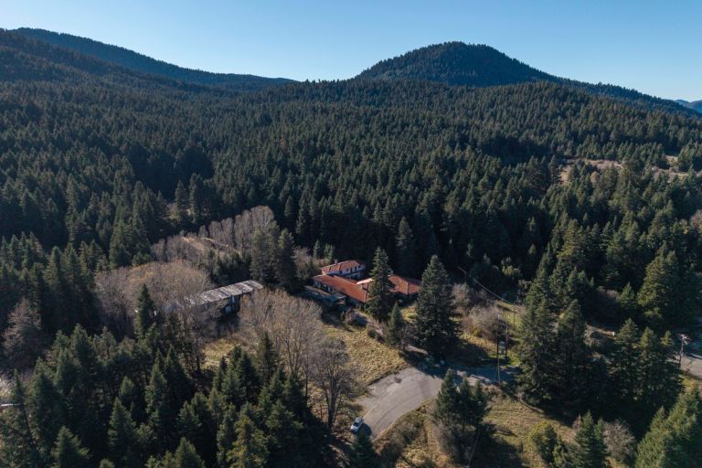 Στο σφυρί για 40+10 χρόνια το Ξενία Βυτίνας – επιστρέφει στο προσκήνιο ένα εμβληματικό κτήριο