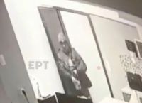 Κυψέλη: Βίντεο από τη στιγμή που ο 64χρονος έρχεται αντιμέτωπος με τη μητέρα των κοριτσιών