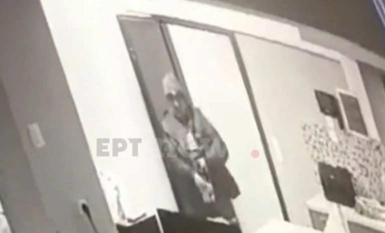 Κυψέλη: Βίντεο από τη στιγμή που ο 64χρονος έρχεται αντιμέτωπος με τη μητέρα των κοριτσιών