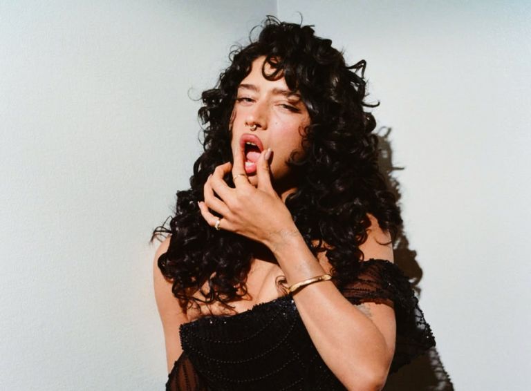 Ποια είναι η Odessa A’zion: Η «scream queen» που κλέβει την παράσταση στο Marty Supreme