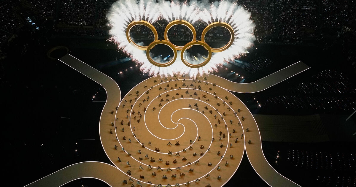 Τελετή έναρξης με ενθουσιασμό και ατέλειες