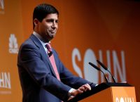 Fed σε σταυροδρόμι: Ο Τραμπ θέλει άμεσα χαμηλά επιτόκια, ο Γουόρς σχεδιάζει «reset» της κεντρικής τράπεζας