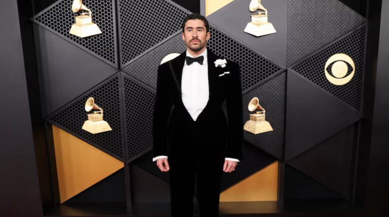 Grammy 2026: «Δεν είμαστε ζώα, είμαστε άνθρωποι και είμαστε Αμερικανοί» – Ο Bad Bunny ξέσπασε κατά της ICE