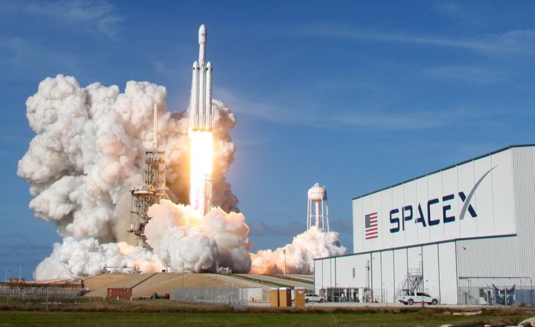 SpaceX στο «παιχνίδι» των $100 εκατ. του Πενταγώνου για αυτόνομα σμήνη drones