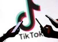 TikTok στις ΗΠΑ: Η επιστροφή μετά το ιδιοκτησιακό σοκ, οι «ρωγμές» εμπιστοσύνης και η μάχη για τα δεδομένα