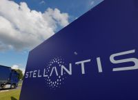 Stellantis σε «reset»: χρέωση 22,2 δισ., πάγωμα μερίσματος και βουτιά της μετοχής