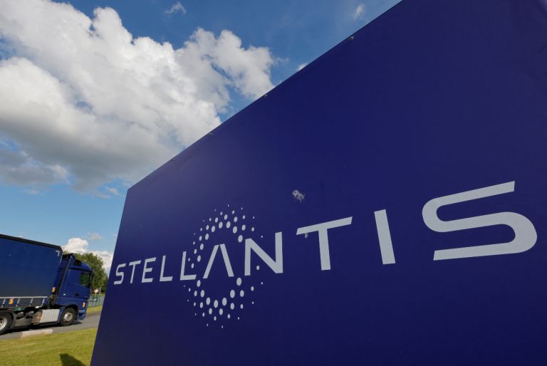 Stellantis σε «reset»: χρέωση 22,2 δισ., πάγωμα μερίσματος και βουτιά της μετοχής
