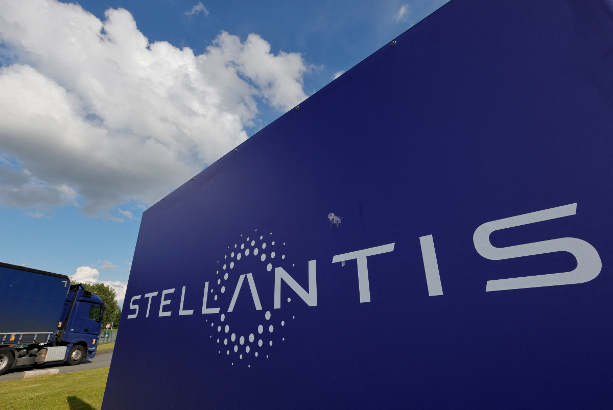 Stellantis σε «reset»: χρέωση 22,2 δισ., πάγωμα μερίσματος και βουτιά της μετοχής