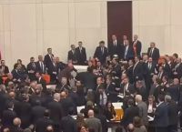 Χάος στην τουρκική βουλή: «Έπεσαν» μπουνιές για τον νέο υπουργό Δικαιοσύνης [vid]