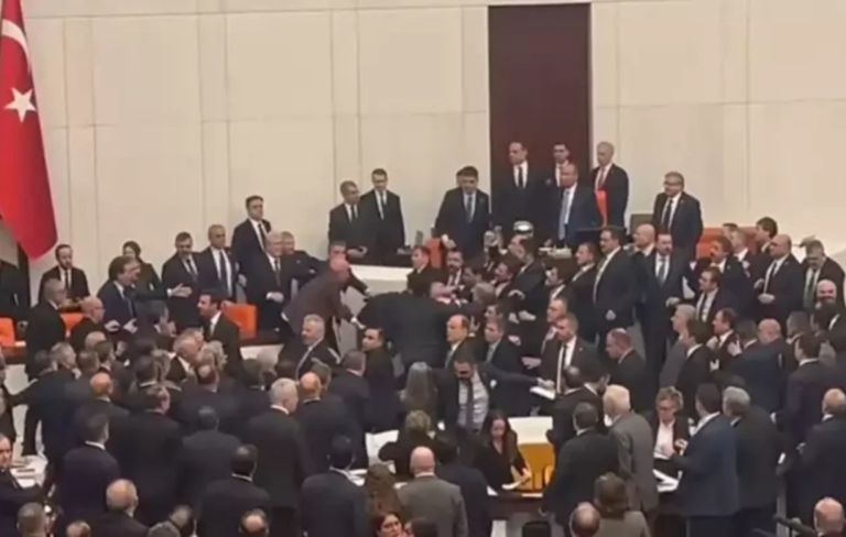 Χάος στην τουρκική βουλή: «Έπεσαν» μπουνιές για τον νέο υπουργό Δικαιοσύνης [vid]