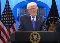 Οργή Τραμπ για ακύρωση δασμών: Υπάρχουν ακόμα ισχυρότερες μέθοδοι – Ανακοίνωσε προσωρινό δασμό