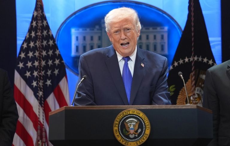 Οργή Τραμπ για ακύρωση δασμών: Υπάρχουν ακόμα ισχυρότερες μέθοδοι – Ανακοίνωσε προσωρινό δασμό