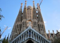 Sagrada Familia: Το τελευταίο κομμάτι του Πύργου του Ιησού Χριστού μπήκε στη θέση του