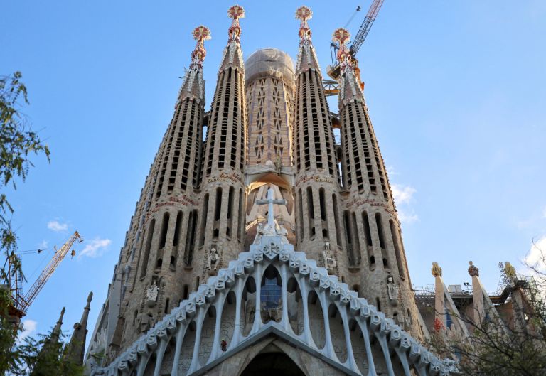 Sagrada Familia: Το τελευταίο κομμάτι του Πύργου του Ιησού Χριστού μπήκε στη θέση του
