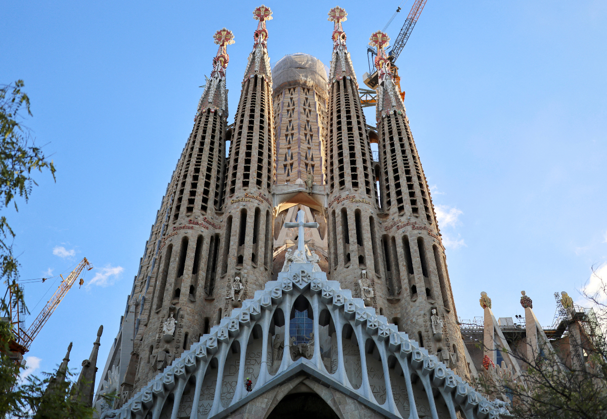 Sagrada Familia: Το τελευταίο κομμάτι του Πύργου του Ιησού Χριστού μπήκε στη θέση του