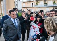 Γεωργιάδης στο Άργος: Διαμαρτυρίες ΚΚΕ για φρεγάτα και εγκαινίαση ορθοπεδικής κλινικής