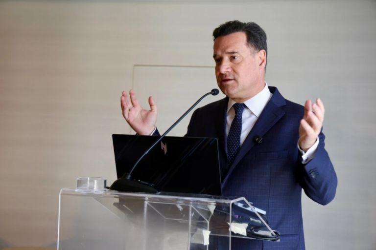 Άδωνις Γεωργιάδης: Παρέλαβε 9,5 ώρες αναμονή – την έριξε στις 3,3