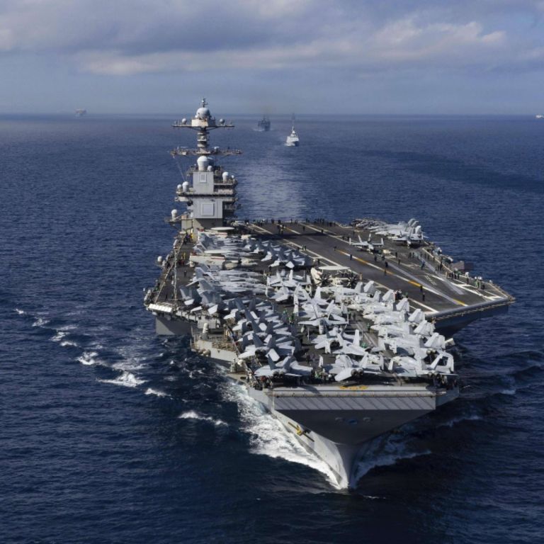 ΗΠΑ – Ιράν στον ορίζοντα: Δύο αεροπλανοφόρα και απειλές Τραμπ πριν τη Γενεύη