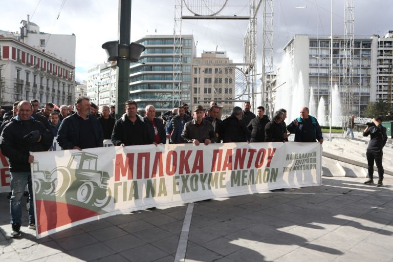 «Πολιορκία» με 100 τρακτέρ στη Βουλή – Αγρότες κατεβαίνουν στο Σύνταγμα